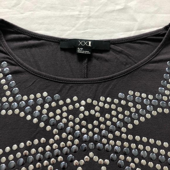 3/$20 🖤 Dark Grey Studded Geometric T-Shirt - Picture 3 of 4